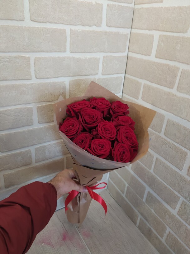 11 красных роз, артикул F108829 - 3299 рублей, доставка по городу. Flawery - доставка цветов