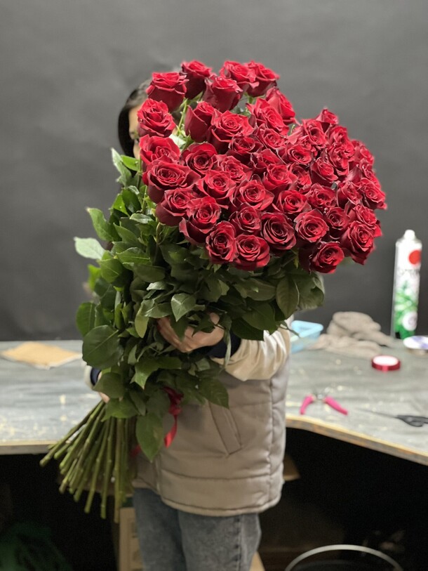 45 метровая роза, артикул F1089735 - 39861 рублей, доставка по городу. Flawery - доставка цветов