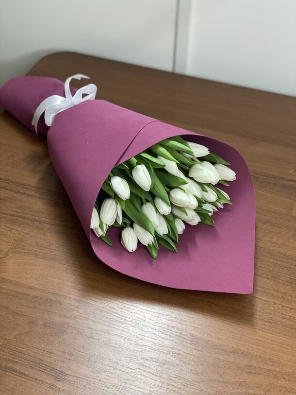 25 белых тюльпанов, артикул F1101340 - 7759 рублей, доставка по городу. Flawery - доставка цветов