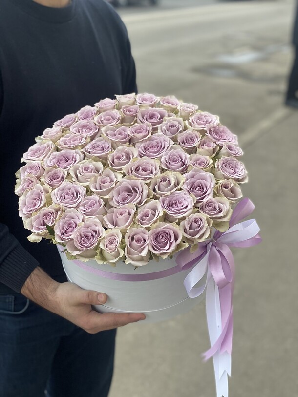 51 сиреневая роза 🌹, артикул F1104213 - 21959 рублей, доставка по городу. Flawery - доставка цветов