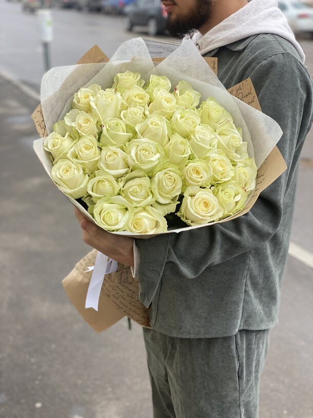 31 белая роза, артикул F1108021 - 8784 рублей, доставка по городу. Flawery - доставка цветов