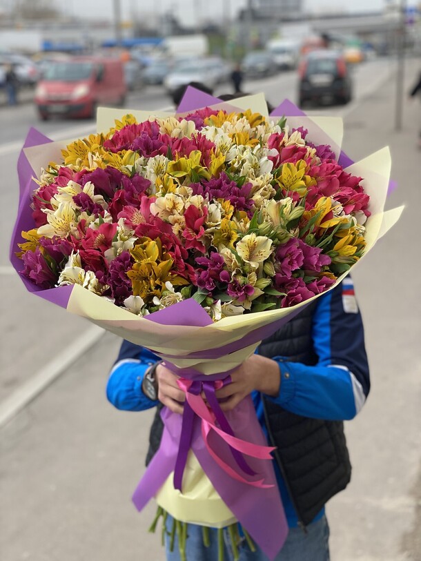 51 разноцветная альстромерия, артикул F1111335 - 19600 рублей, доставка по городу. Flawery - доставка цветов