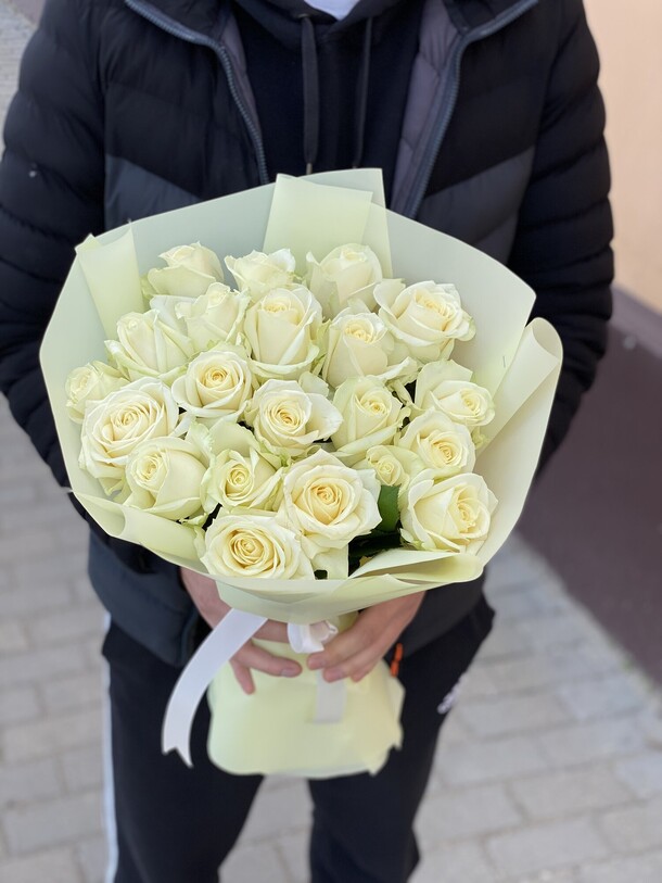 21 белая роза, артикул F1117604 - 5818 рублей, доставка по городу. Flawery - доставка цветов