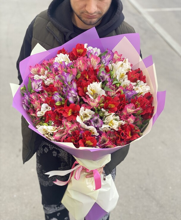 Букет из разноцветных альстромерии, артикул F1117643 - 11979 рублей, доставка по городу. Flawery - доставка цветов