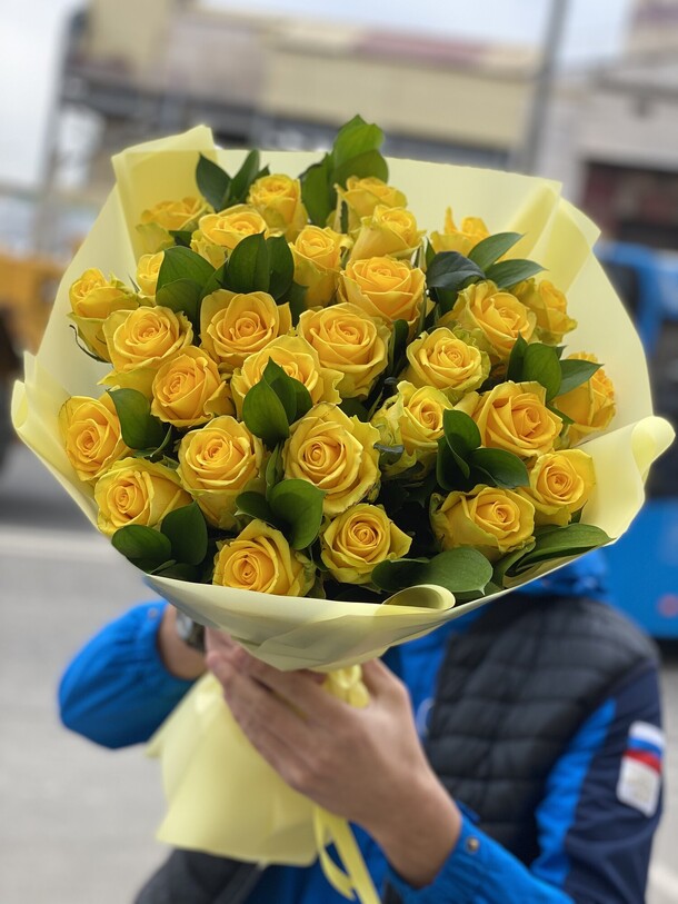 29 желтая роза, артикул F1118055 - 8900 рублей, доставка по городу. Flawery - доставка цветов