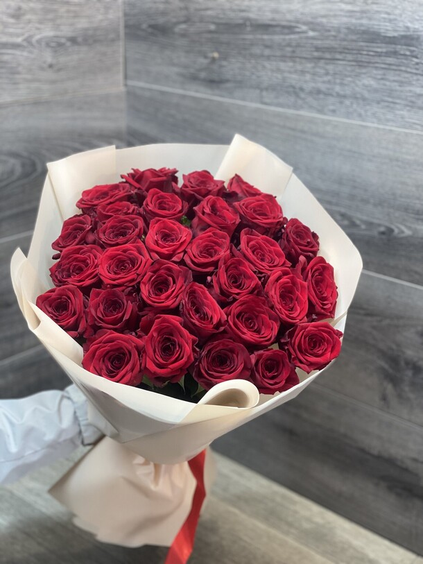 25 красных роз, артикул F1118633 - 6490 рублей, доставка по городу. Flawery - доставка цветов