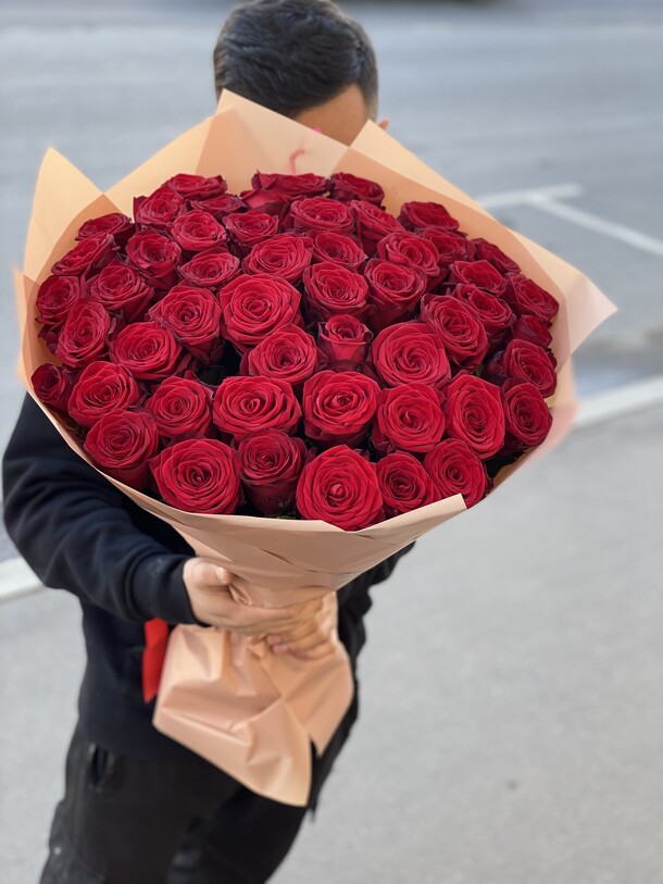 51 красная роза, артикул F1118841 - 13545 рублей, доставка по городу. Flawery - доставка цветов