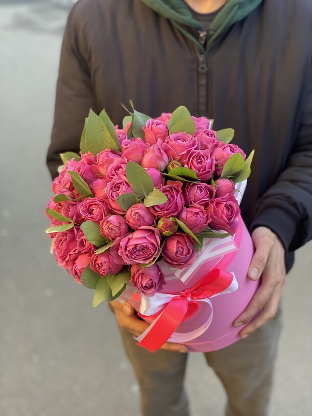 Кустовая роза в коробке, артикул F1118870 - 7900 рублей, доставка по городу. Flawery - доставка цветов