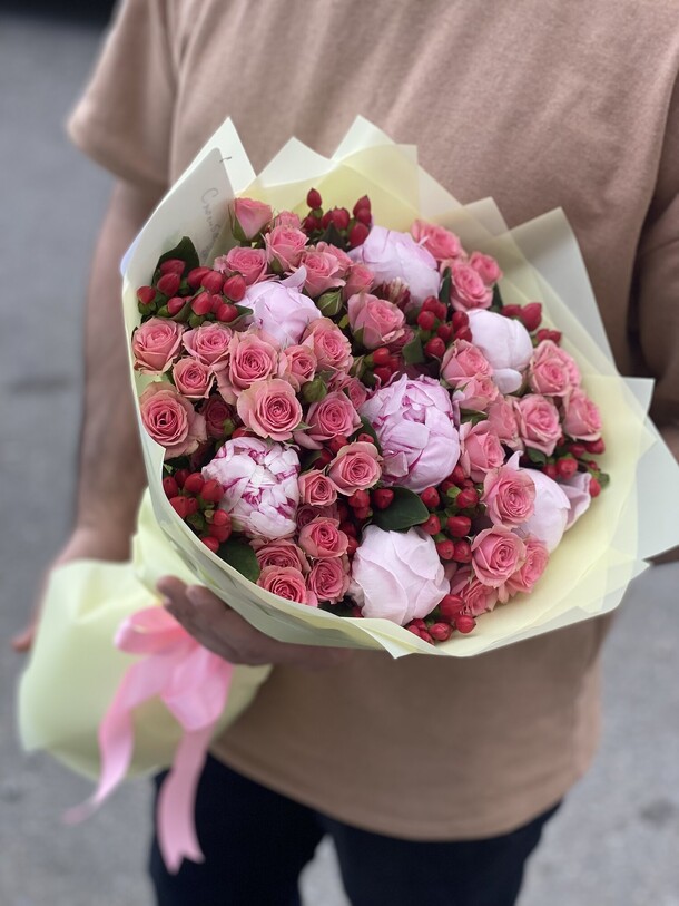 Пионы с кустовыми розами, артикул F1120336 - 20449 рублей, доставка по городу. Flawery - доставка цветов