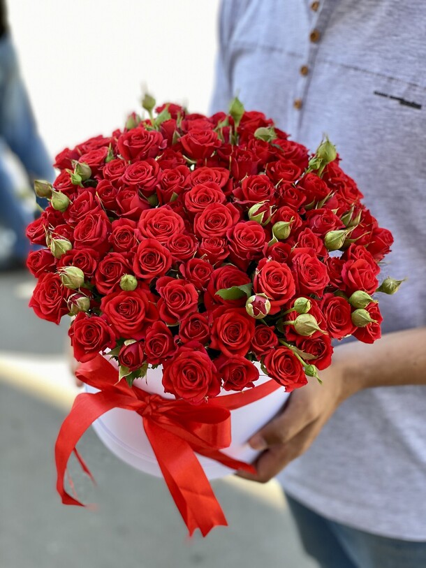 Красная кустовая роза в коробке, артикул F1120567 - 9559 рублей, доставка по городу. Flawery - доставка цветов