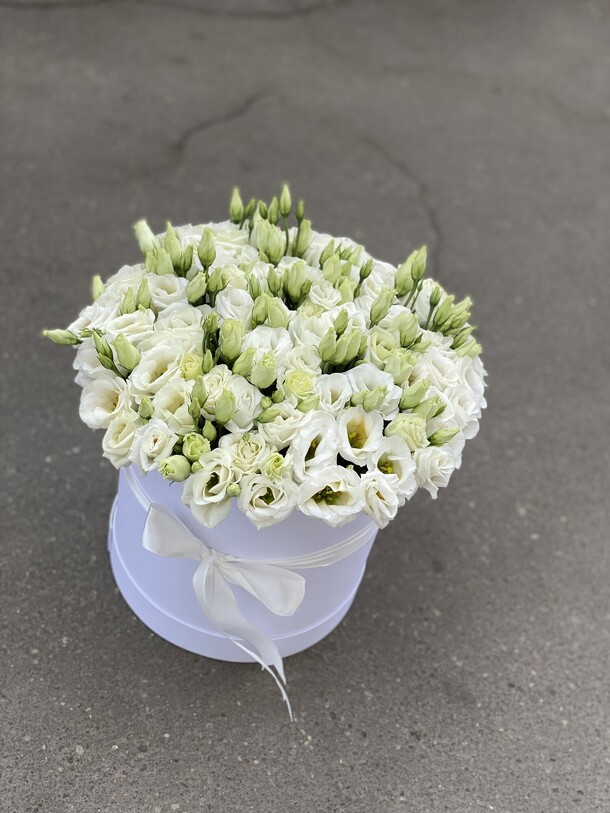 Белая эустома в коробке, артикул F1126220 - 7590 рублей, доставка по городу. Flawery - доставка цветов