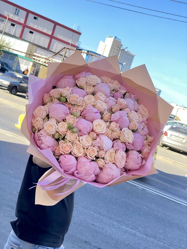 Кустовая роза с пионами, артикул F1126226 - 34883 рублей, доставка по городу. Flawery - доставка цветов