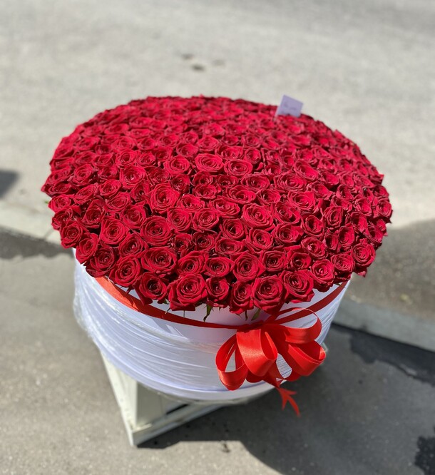 201 красная роза в коробке, артикул F1129307 - 79727 рублей, доставка по городу. Flawery - доставка цветов