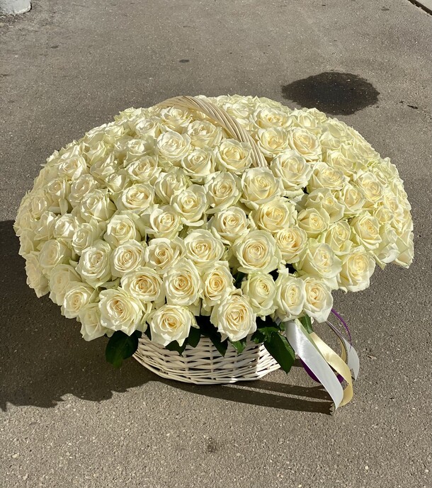 151 белая роза в корзине, артикул F1129467 - 51374 рублей, доставка по городу. Flawery - доставка цветов
