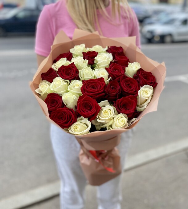 31 бело-красная роза, артикул F1129674 - 10889 рублей, доставка по городу. Flawery - доставка цветов