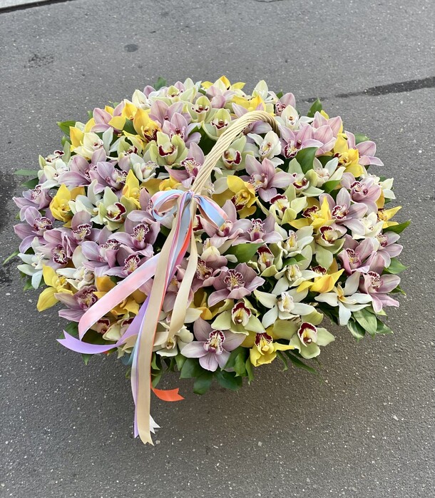 101 разноцветная орхидея в корзине, артикул F1129689 - 55733 рублей, доставка по городу. Flawery - доставка цветов