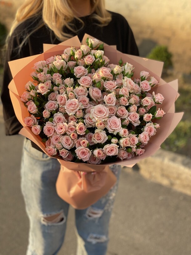 Нежная кустовая роза, артикул F1132597 - 17302 рублей, доставка по городу. Flawery - доставка цветов