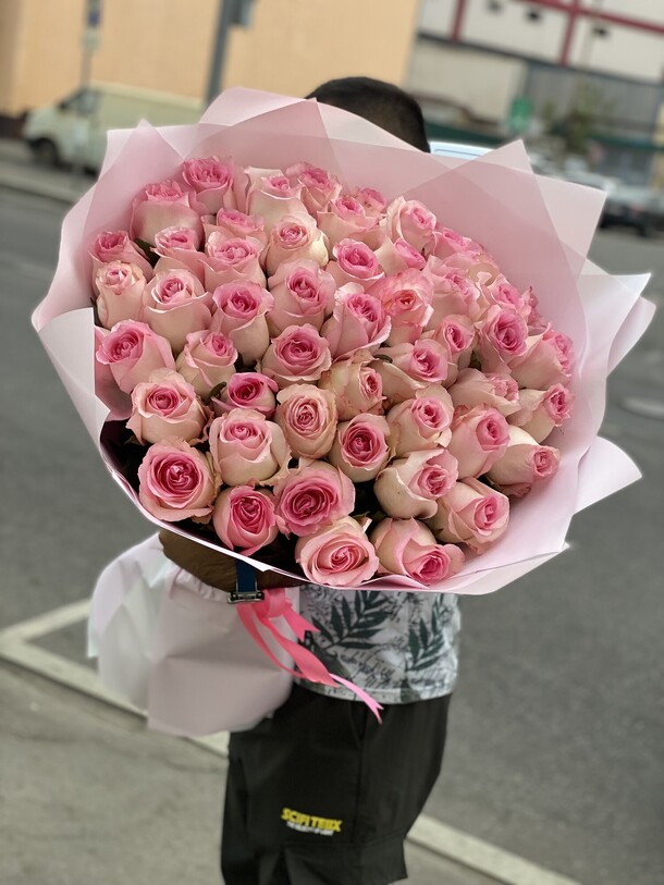 Букет из эквадорской розы, артикул F1137066 - 35622 рублей, доставка по городу. Flawery - доставка цветов