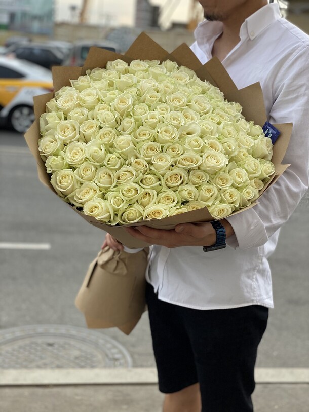 Букет из 101 белой розы, артикул F1137978 - 37026 рублей, доставка по городу. Flawery - доставка цветов