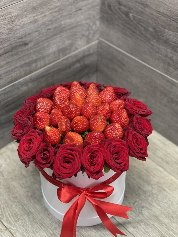 Красная роза с клубникой, артикул F1145870 - 7139 рублей, доставка по городу. Flawery - доставка цветов