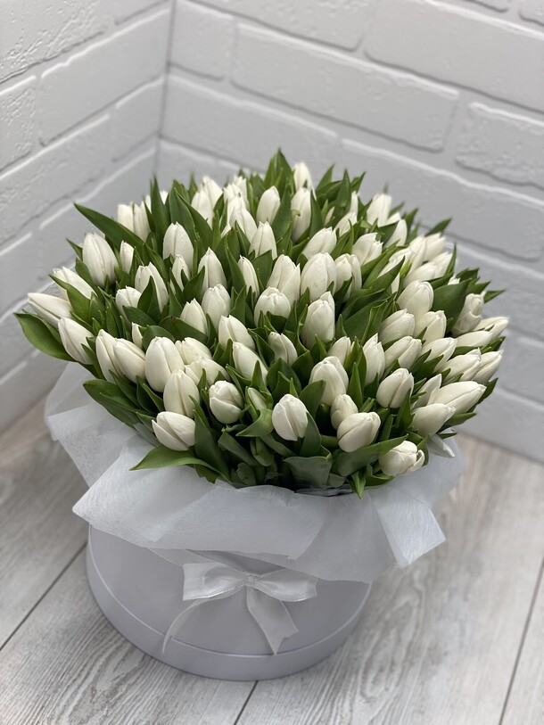 Букет 101 белый тюльпан в коробке, артикул F1146382 - 34473 рублей, доставка по городу. Flawery - доставка цветов