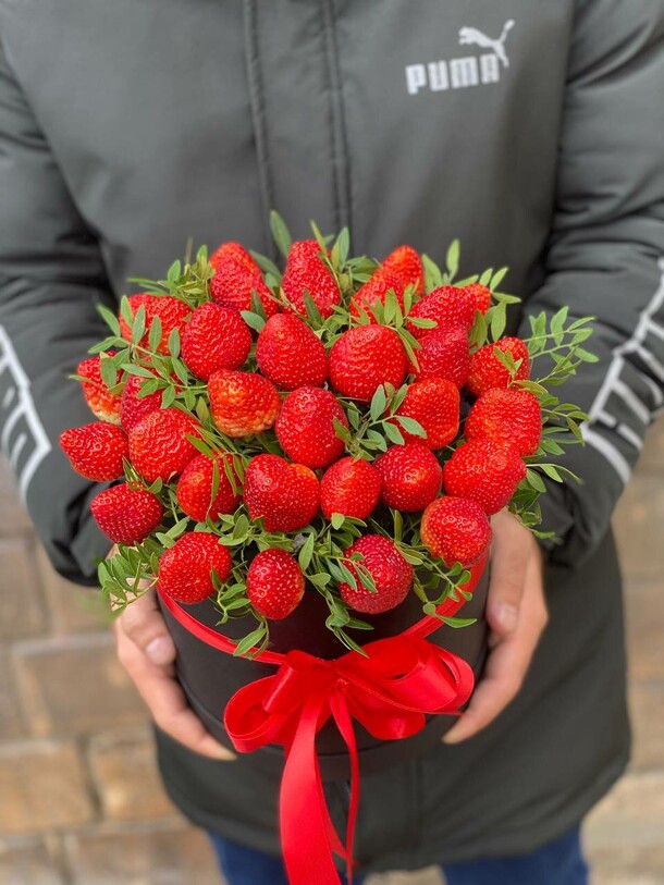 Клубника в шляпной коробке 🍓, артикул F1147836 - 7900 рублей, доставка по городу. Flawery - доставка цветов