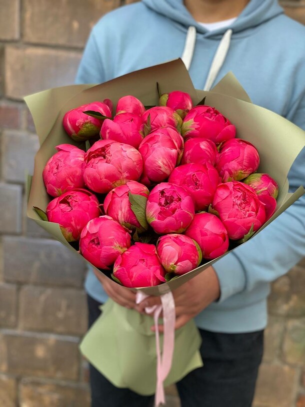 Букет из 19 коралловых пионов, артикул F1151387 - 21659 рублей, доставка по городу. Flawery - доставка цветов