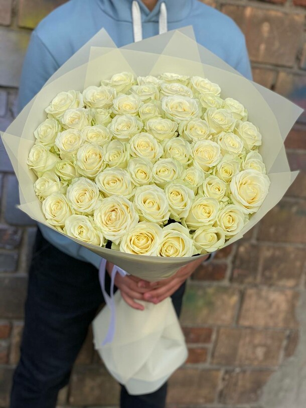 Букет из 51 белой розы, артикул F1151388 - 15399 рублей, доставка по городу. Flawery - доставка цветов