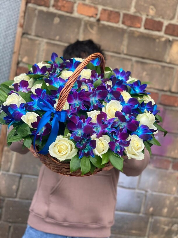 Корзина из белых роз с орхидеями, артикул F1151389 - 25418 рублей, доставка по городу. Flawery - доставка цветов