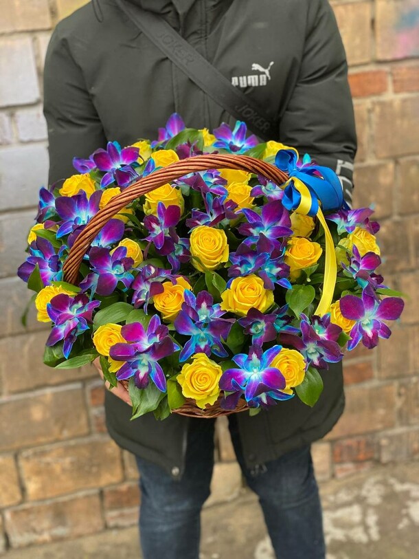 Корзина из жёлтых роз с орхидеями, артикул F1151390 - 27960 рублей, доставка по городу. Flawery - доставка цветов