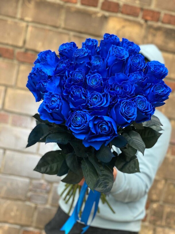 Синие эквадорские розы 💜, артикул F1151983 - 31459 рублей, доставка по городу. Flawery - доставка цветов
