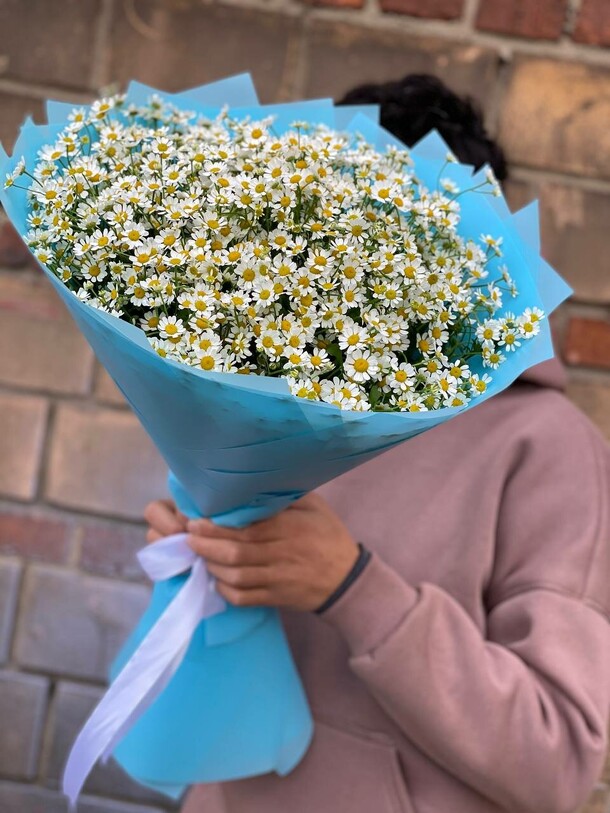 Букет из 25 ромашек, артикул F1151985 - 8900 рублей, доставка по городу. Flawery - доставка цветов
