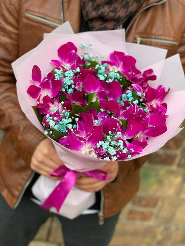 Букет из фиолетовой орхидеи 💜, артикул F1151986 - 4719 рублей, доставка по городу. Flawery - доставка цветов