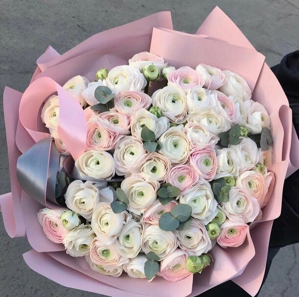 Шикарный букет из 51 ранункулуса, артикул F1153713 - 81491 рублей, доставка по городу. Flawery - доставка цветов