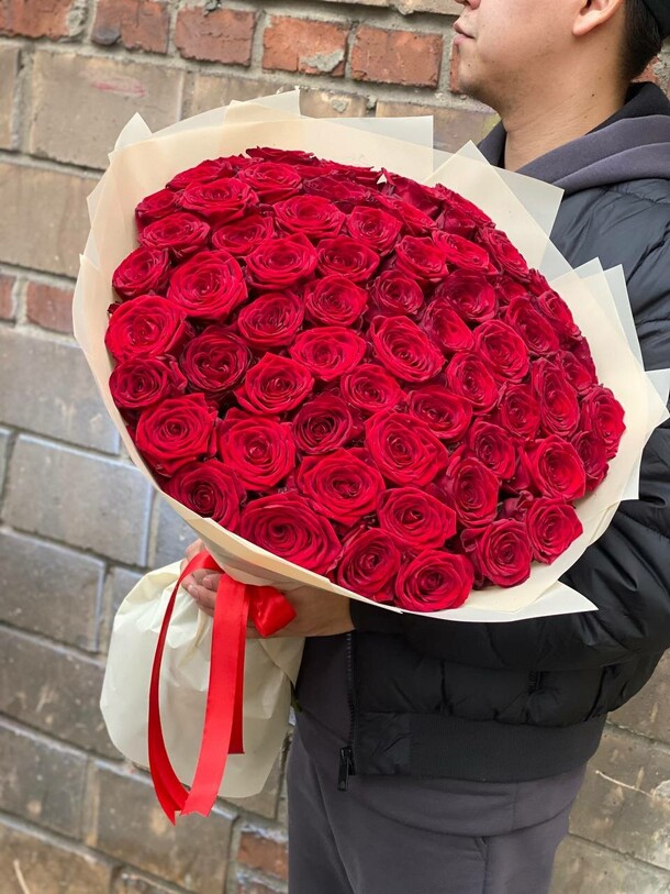 Букет из 65 красных роз, артикул F1155110 - 26572 рублей, доставка по городу. Flawery - доставка цветов