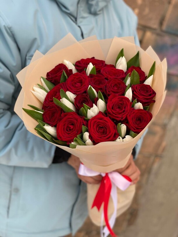 Красные розы с тюльпанами, артикул F1155121 - 9500 рублей, доставка по городу. Flawery - доставка цветов