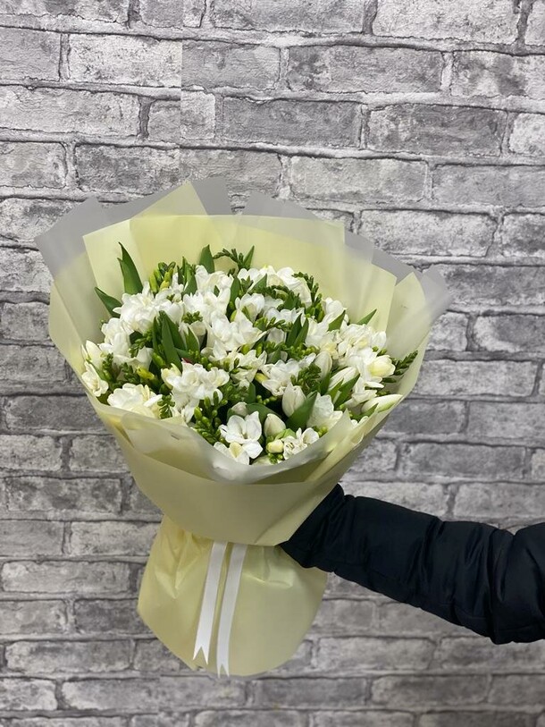Букет из фрезии "парфюм", артикул F1155594 - 19300 рублей, доставка по городу. Flawery - доставка цветов