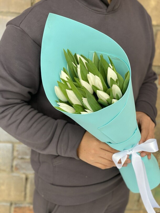 Букет из 21 белого тюльпана, артикул F1155958 - 5909 рублей, доставка по городу. Flawery - доставка цветов