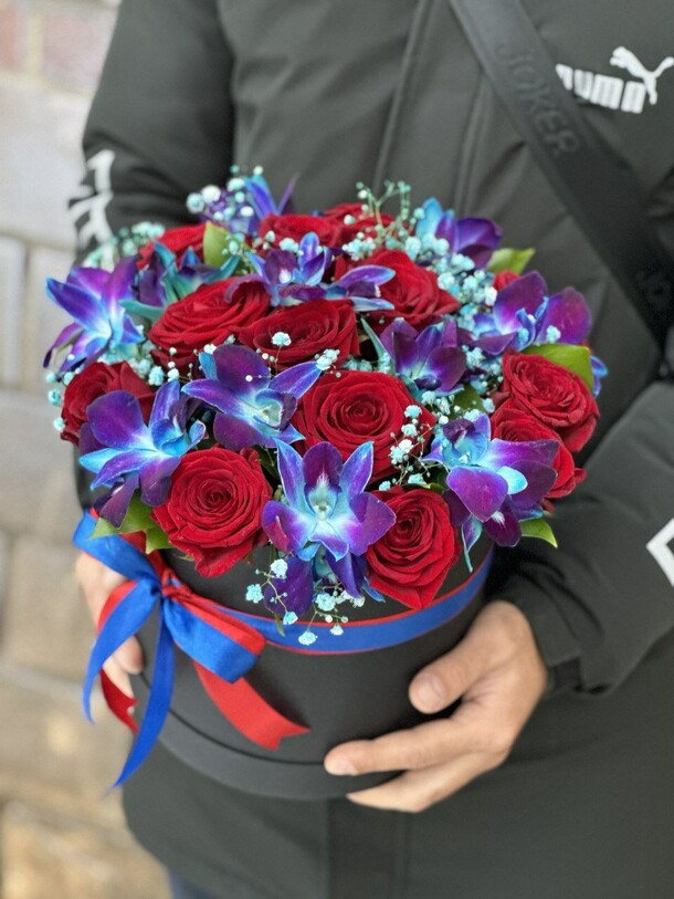 Орхидеи с красной розой, артикул F1156688 - 7590 рублей, доставка по городу. Flawery - доставка цветов