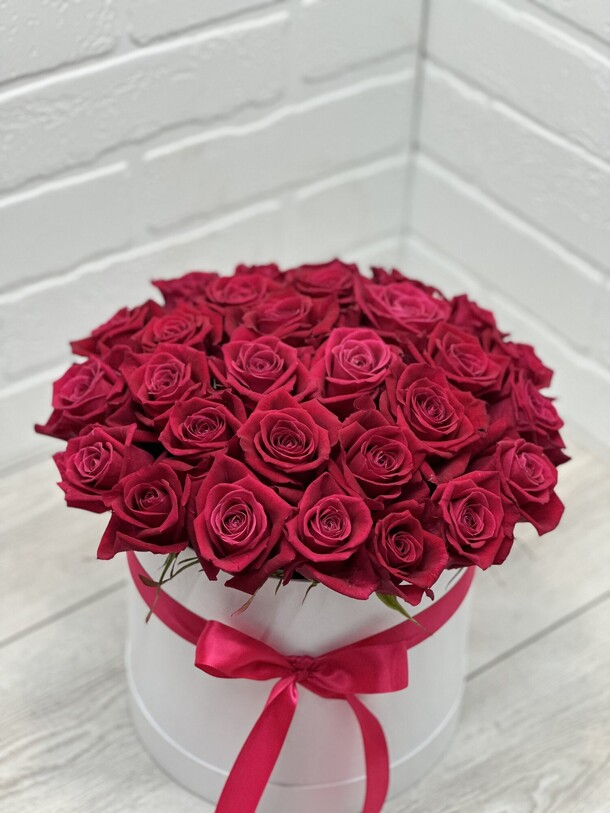 Малиновая роза в шляпной коробке, артикул F1159059 - 8999 рублей, доставка по городу. Flawery - доставка цветов