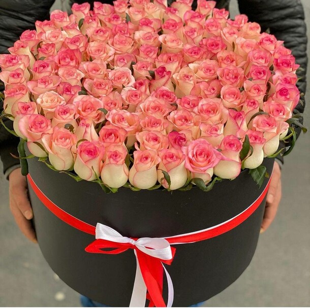 101 роза джумилия в коробке, артикул F1162612 - 34100 рублей, доставка по городу. Flawery - доставка цветов