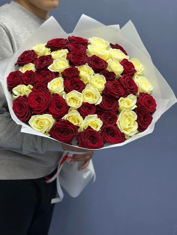 51 роза микс, артикул F1163086 - 16333 рублей, доставка по городу. Flawery - доставка цветов