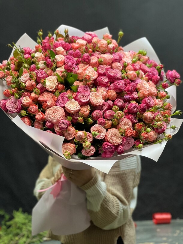 Букет из кустовых роз, артикул F1163126 - 47157 рублей, доставка по городу. Flawery - доставка цветов