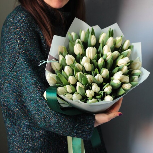 51 белый тюльпан, артикул F1168171 - 16819 рублей, доставка по городу. Flawery - доставка цветов