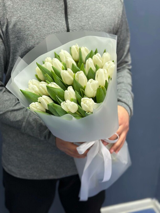 25 белых тюльпанов, артикул F1168172 - 6611 рублей, доставка по городу. Flawery - доставка цветов