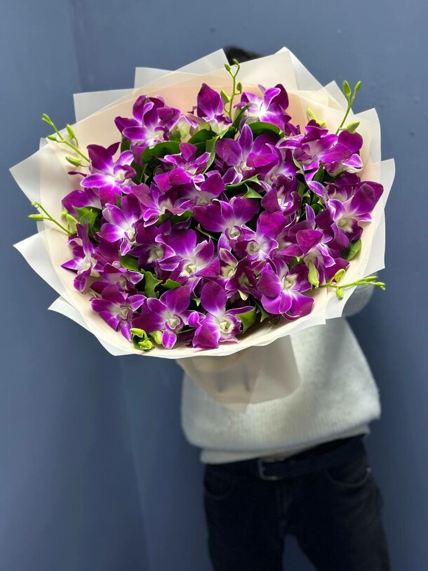 Букет из фиолетовых орхидей, артикул F1169021 - 8360 рублей, доставка по городу. Flawery - доставка цветов