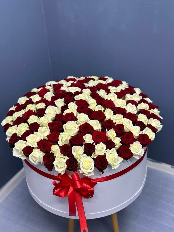 201 роза в коробке, артикул F1172637 - 92173 рублей, доставка по городу. Flawery - доставка цветов