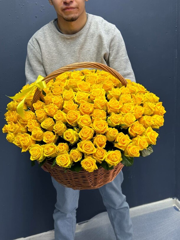 101 жёлтая роза в корзине, артикул F1172639 - 36298 рублей, доставка по городу. Flawery - доставка цветов