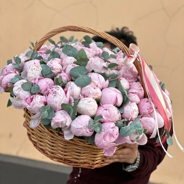 Корзина с пионами и эвкалиптом, артикул F1215732 - 97437 рублей, доставка по городу. Flawery - доставка цветов