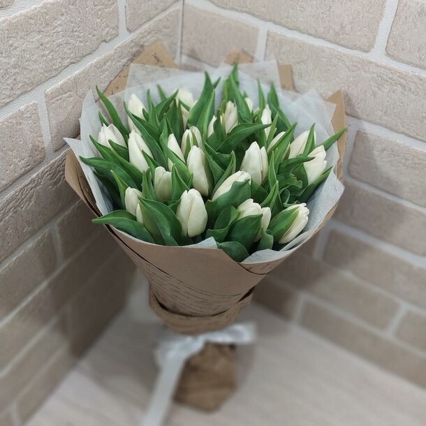 25 белых тюльпанов, артикул F1215747 - 7182 рублей, доставка по городу. Flawery - доставка цветов